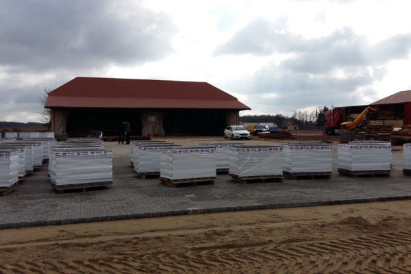 Wyroby z betonu na placu przed sklepem w Mońkach