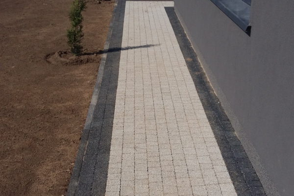 Kostka brukowa przy elewacji w Białymstoku