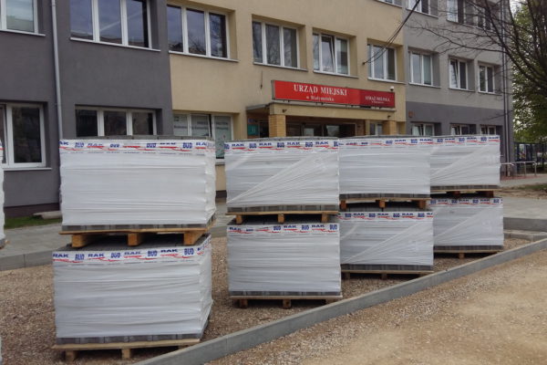 Urząd Miejski w Białymstoku i ułożona kostka brukowa