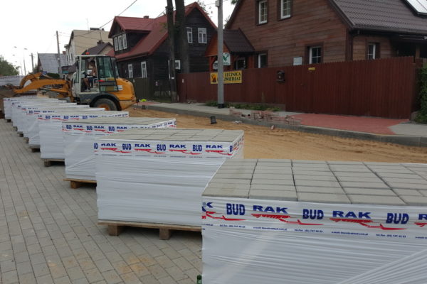 Kostki brukowe przed budynkiem Białystok
