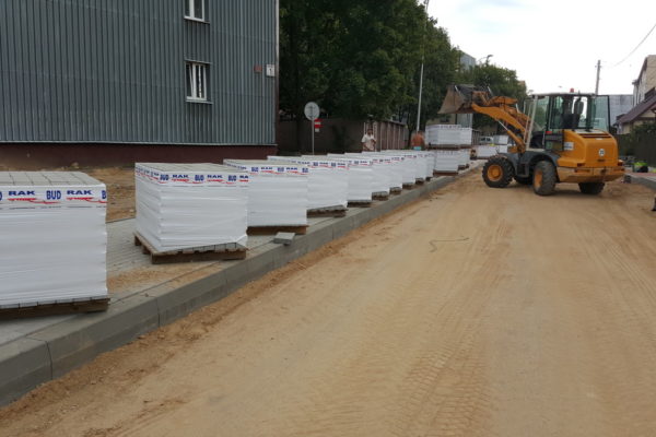 Parking z kostki brukowej przed budynkiem z Białegostoku