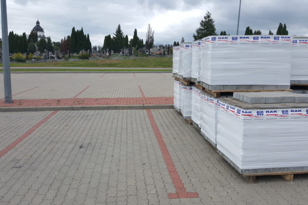 Kostka brukowa na parkingu przed budynkiem Białystok