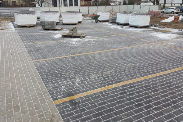 Kostka brukowa bez fazki na parkingu w Białymstoku