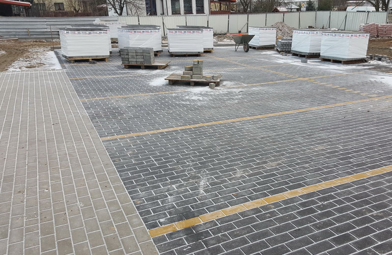 Ułożona kostka brukowa przed firmą Instal Białystok