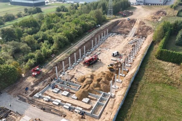 Zbliżenie slupa prefabrykowanego przed montazem